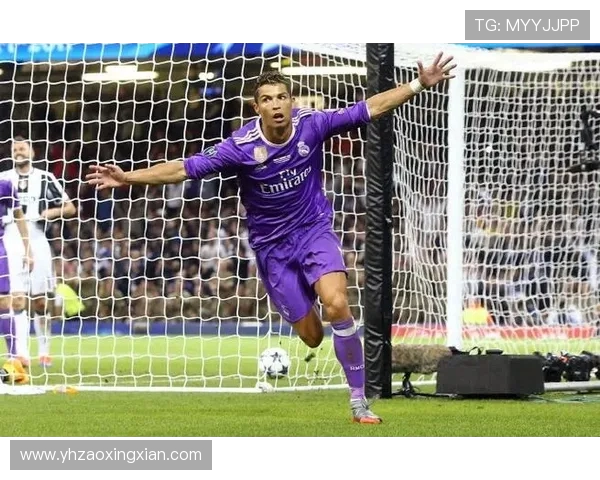 球迷疯狂冲入赛场抢C罗球衣引发热议欧冠奇葩瞬间再现